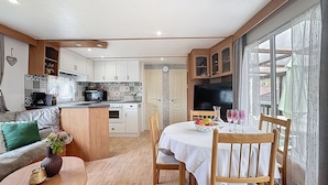 Een knus verblijf met kitchenette, eethoek en televisie.