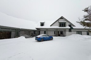 Exterior - Serene house on 35-acres, panoramic mountain views, fireplace, pond, trails, a/c (Shrewsbury)