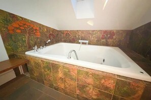 Bathroom - Serene house on 35-acres, panoramic mountain views, fireplace, pond, trails, a/c (Shrewsbury)