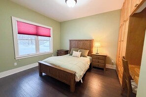 Room - Serene house on 35-acres, panoramic mountain views, fireplace, pond, trails, a/c (Shrewsbury)