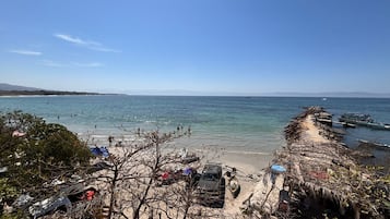 En la playa, arena blanca