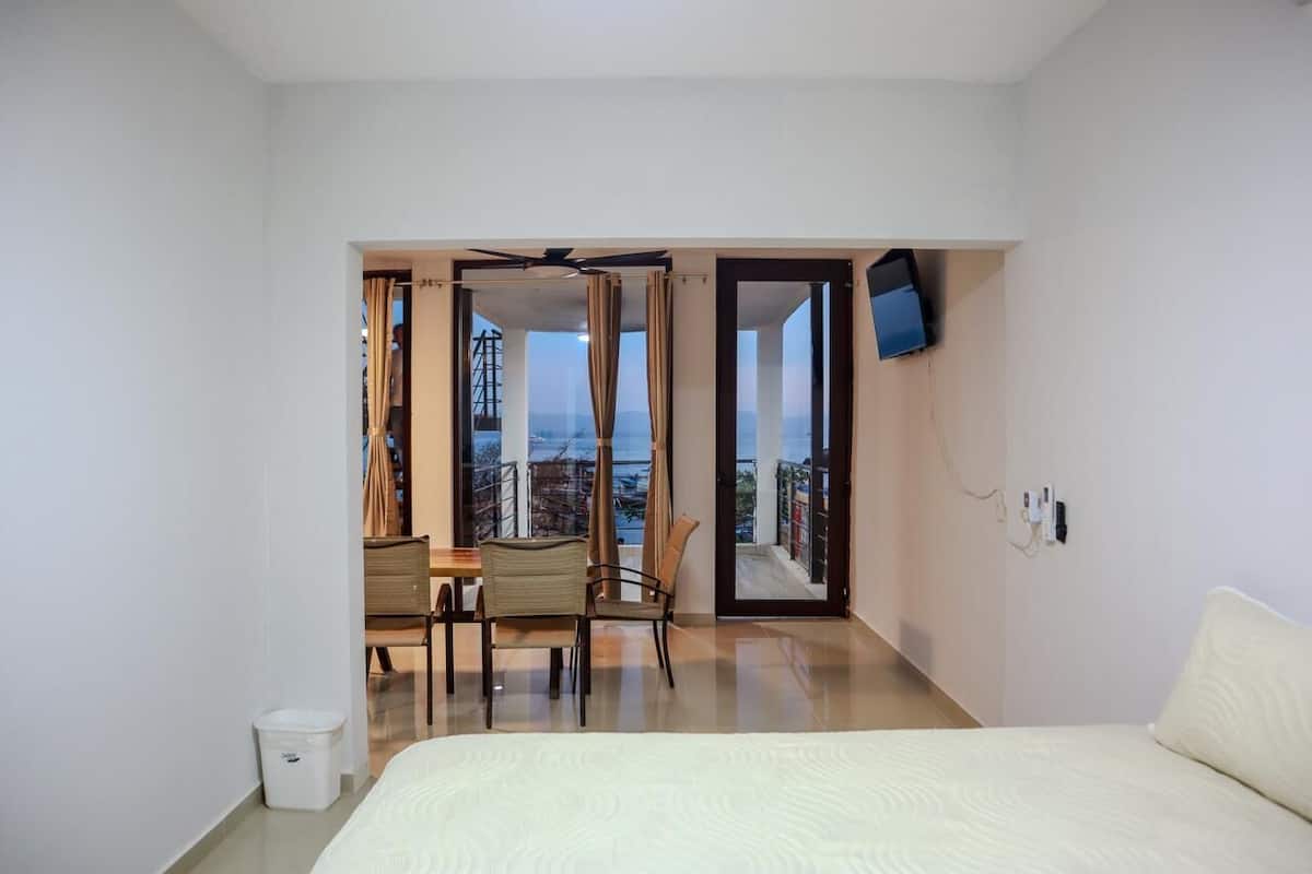 Căn hộ tiện nghi đơn giản, ban công, quang cảnh bãi biển