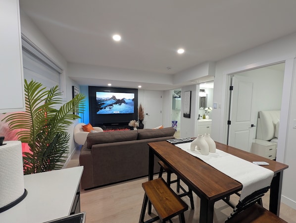 Interior - An Exquisite One-Bedroom Guest Suite. (Regina)