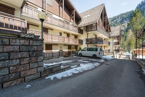 Property grounds - Two-bedroom apartment just 300 meters from the Sellaronda ski lifts. (Canazei)