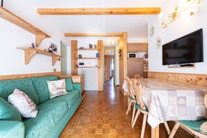 TV - Two-bedroom apartment just 300 meters from the Sellaronda ski lifts. (Canazei)