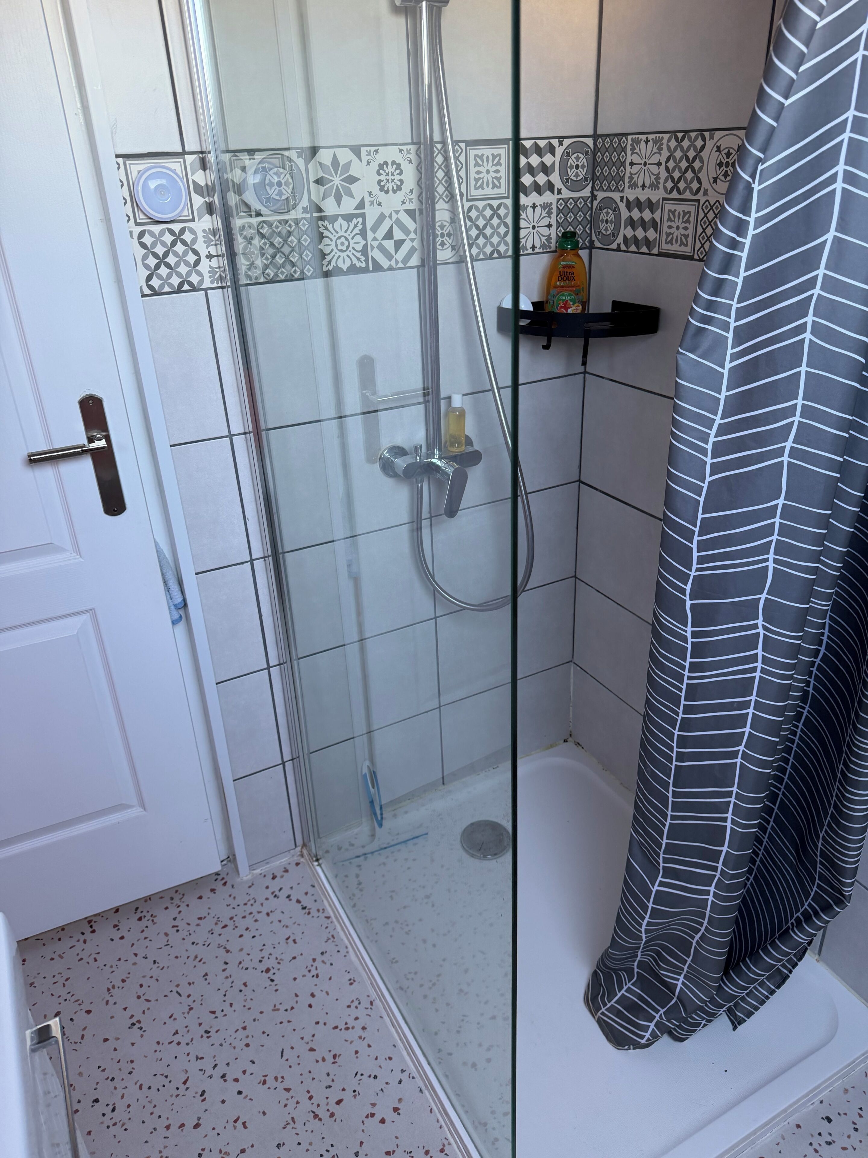 Douche, serviettes fournies