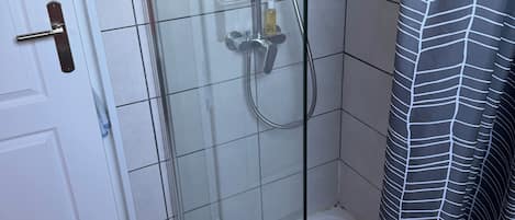 Douche, serviettes fournies