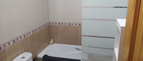 Secador de cabelo, bidê, toalhas de banho, sabonete