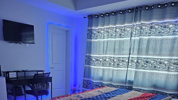 A bedroom with a bed, a desk, and a chair. - Room-private Master Bed & Bath #1 Cautle (Edmonton)
