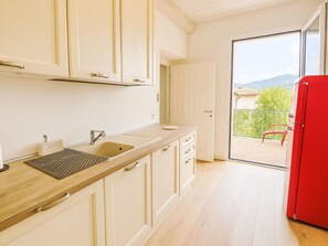 Kühlschrank, Ofen, Geschirrspüler, Kochgeschirr/Geschirr/Besteck