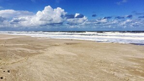 A beach with a wide sandy shore and waves approaching the beach. - Appartement in Zinnowitz mit Grill by Interhome (Zinnowitz)