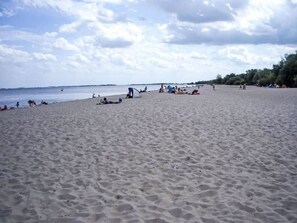 A wide sandy beach with people and tents, a calm sea, and a partly cloudy sky. - Yachtwieck by Interhome (Zinnowitz)