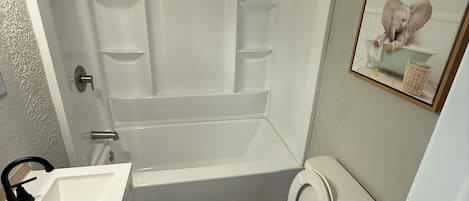 Haartrockner, Bidet, HandtĂŒcher, Seife