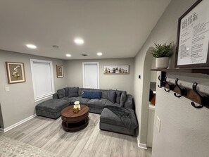 Living area - Cozy Ann Arbor Guest House (Ypsilanti)