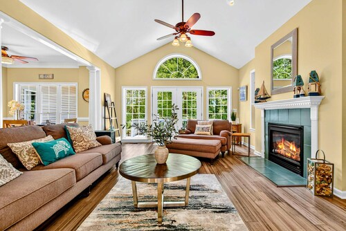 Hello Sunshine | 6BR Lakefront Lake Anna | Dock, Fire Pit & Game Room