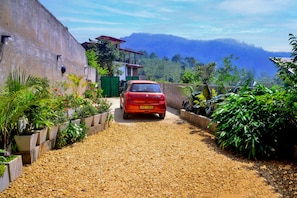 Tempat letak kenderaan sendiri percuma 