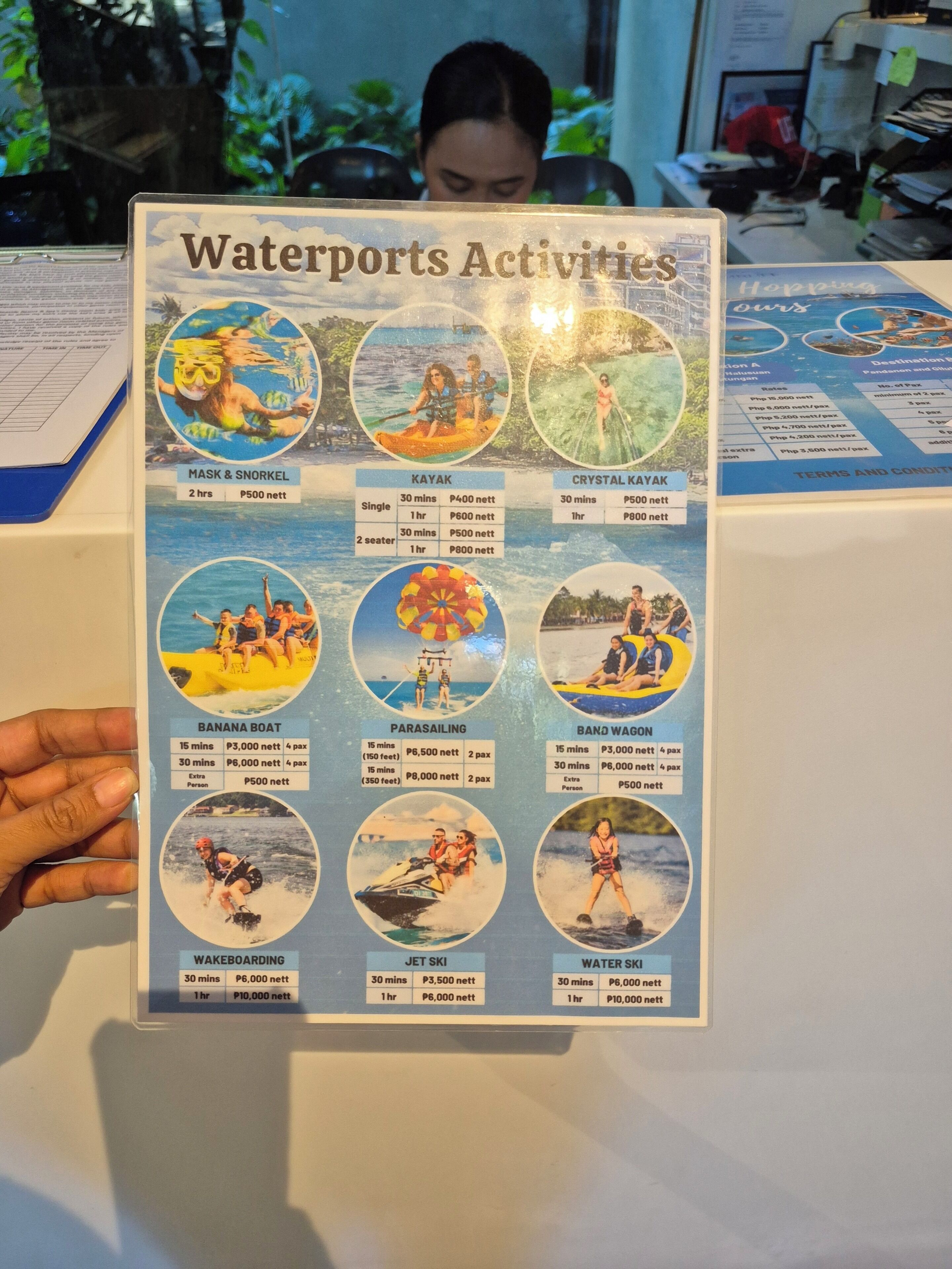 Een brochure met de titel 'Wateractiviteiten', met diverse watersporten, prijzen en tijdsduren.