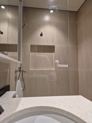 Een douche, een haardroger, handdoeken, zeep