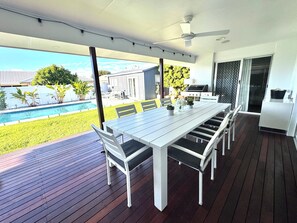 Outdoor dining - Gorgeous 5 bedroom coastal home within walking distance to marina (Pelican Waters)