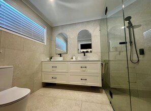 Bathroom - Gorgeous 5 bedroom coastal home within walking distance to marina (Pelican Waters)