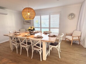 Dining - Gorgeous 5 bedroom coastal home within walking distance to marina (Pelican Waters)