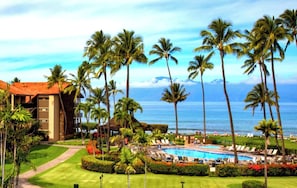 A resort with a swimming pool, palm trees, and a view of the ocean. - Papakea | Ocean View 7 BR, Sleeps 20 | Car Incl. w/ 6+ Nights | PKC ML-3966 by KBM (Lahaina)
