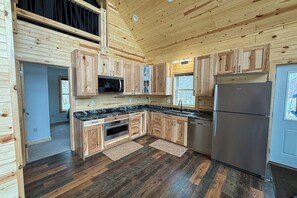 Private kitchen - Lakefront Sunrise Lodge: fireplace, deck views, kayaks, pier & firepit (Rhinelander)