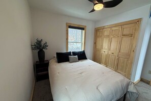 Room - Lakefront Sunrise Lodge: fireplace, deck views, kayaks, pier & firepit (Rhinelander)