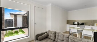 Private 2BR guesthouse, kitchen, bath, entrance