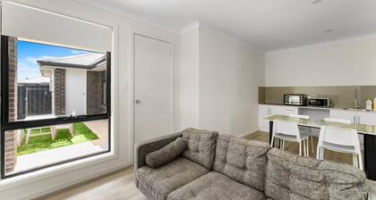 Private 2BR guesthouse, kitchen, bath, entrance