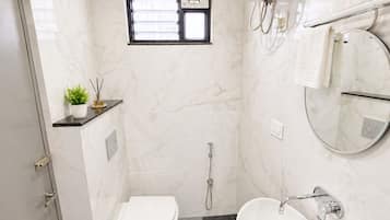 Deluxe Room | Bathroom | Free toiletries, hair dryer, towels, soap