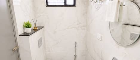 Deluxe Room | Bathroom | Free toiletries, hair dryer, towels, soap