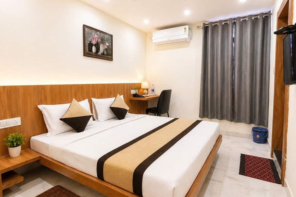 Deluxe Room | Desk, laptop workspace, free WiFi