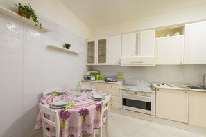 Réfrigérateur, micro-ondes, plaque de cuisson, lave-vaisselle