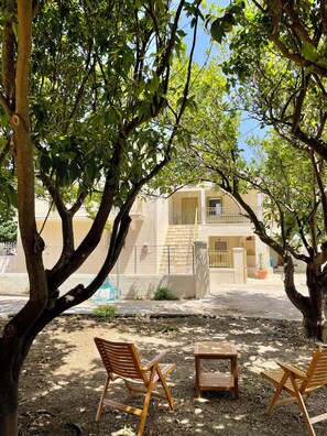 Property grounds - Gaea Pylos: Spacious family house near beaches (Pylos Nestoros)