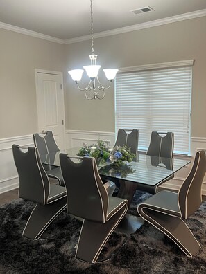 Dining - Cozy Ravenwood Retreat with Woodsy Views & Warm Charm (Union City)