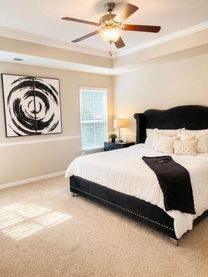 3 bedrooms, iron/ironing board, free WiFi, bed sheets - Cozy Luxe Retreat with Warm Charm. WORLD CUP READY. 10 MINUTES FROM AIRPORT. (Union City)