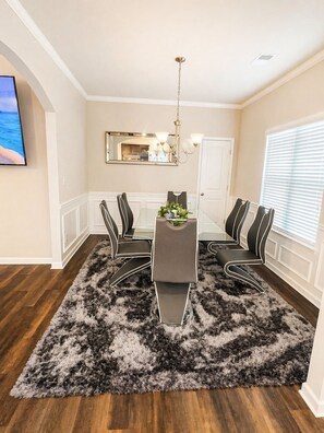 Dining - Cozy Luxe Retreat with Warm Charm. WORLD CUP READY. 10 MINUTES FROM AIRPORT. (Union City)