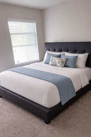 Room - Cozy Ravenwood Retreat with Woodsy Views & Warm Charm (Union City)