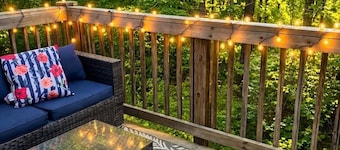 Cozy Luxe Retreat with Warm Charm. WORLD CUP READY. 10 MINUTES FROM AIRPORT.