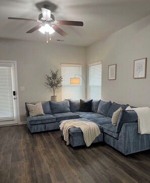 Living area - Cozy Ravenwood Retreat with Woodsy Views & Warm Charm (Union City)