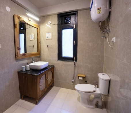 Shower, rainfall showerhead, slippers, bidet. Hotel The Harbansh Near Mall Road