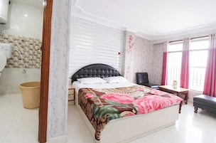 Hypo-allergenic bedding, desk, soundproofing, free WiFi