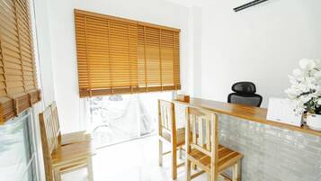 Appartement, balkon, uitzicht op zwembad | Interieur