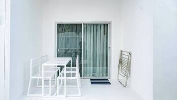 Departamento, balcón, vista a la alberca | Restaurante al aire libre