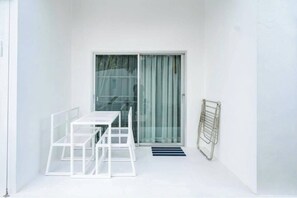 Departamento, balcón, vista a la alberca | Restaurante al aire libre