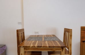 Apartamento, sacada, vista para a piscina | Opções para refeição