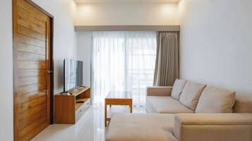 Departamento, balcón, vista a la alberca | Área de sala de estar