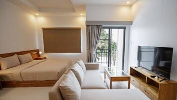 Appartement, balcon, vue piscine | Coin séjour