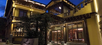 Shangri-La Moon Tibetan Boutique Hotel